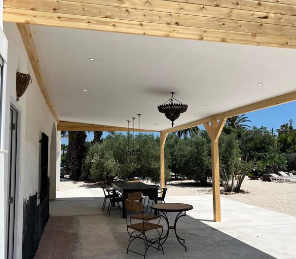 Pérgola de madera moderna con madera y pladur