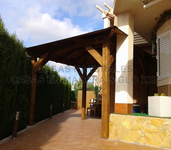 Pérgola adosada a pared